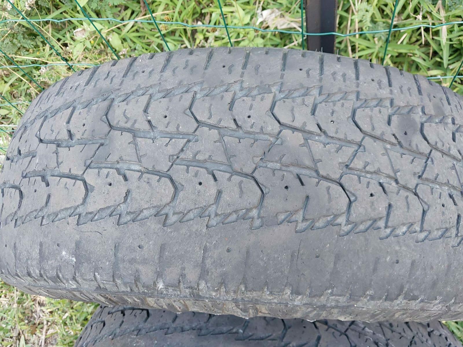 2x Pneus 245/70R16 usé !!! 4000F – Image 4